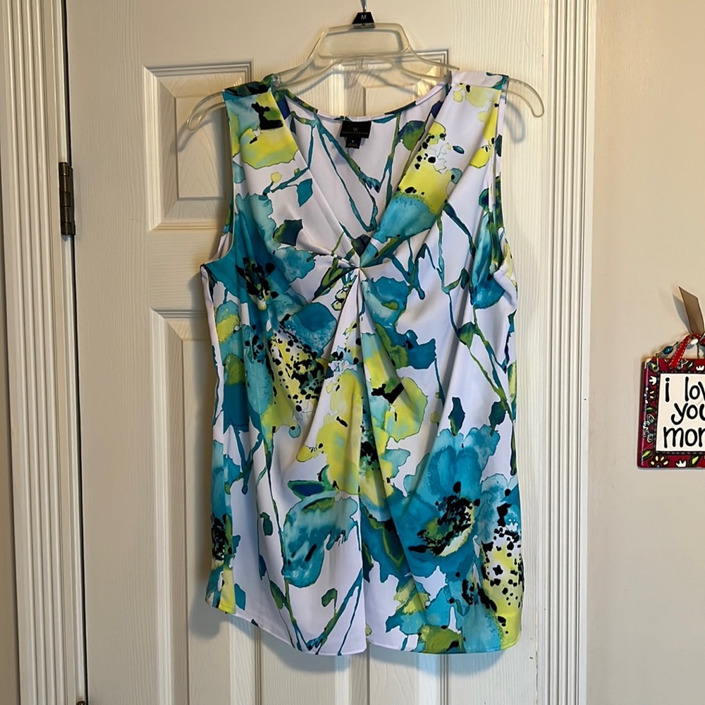 Worthington sleeveless polyester top for spring and summer. Size large.